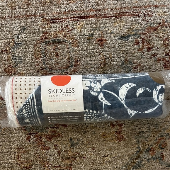 Manduka Skidless Yoga Mat Towel - Blue and White
New With Tags - Picture 1 of 3